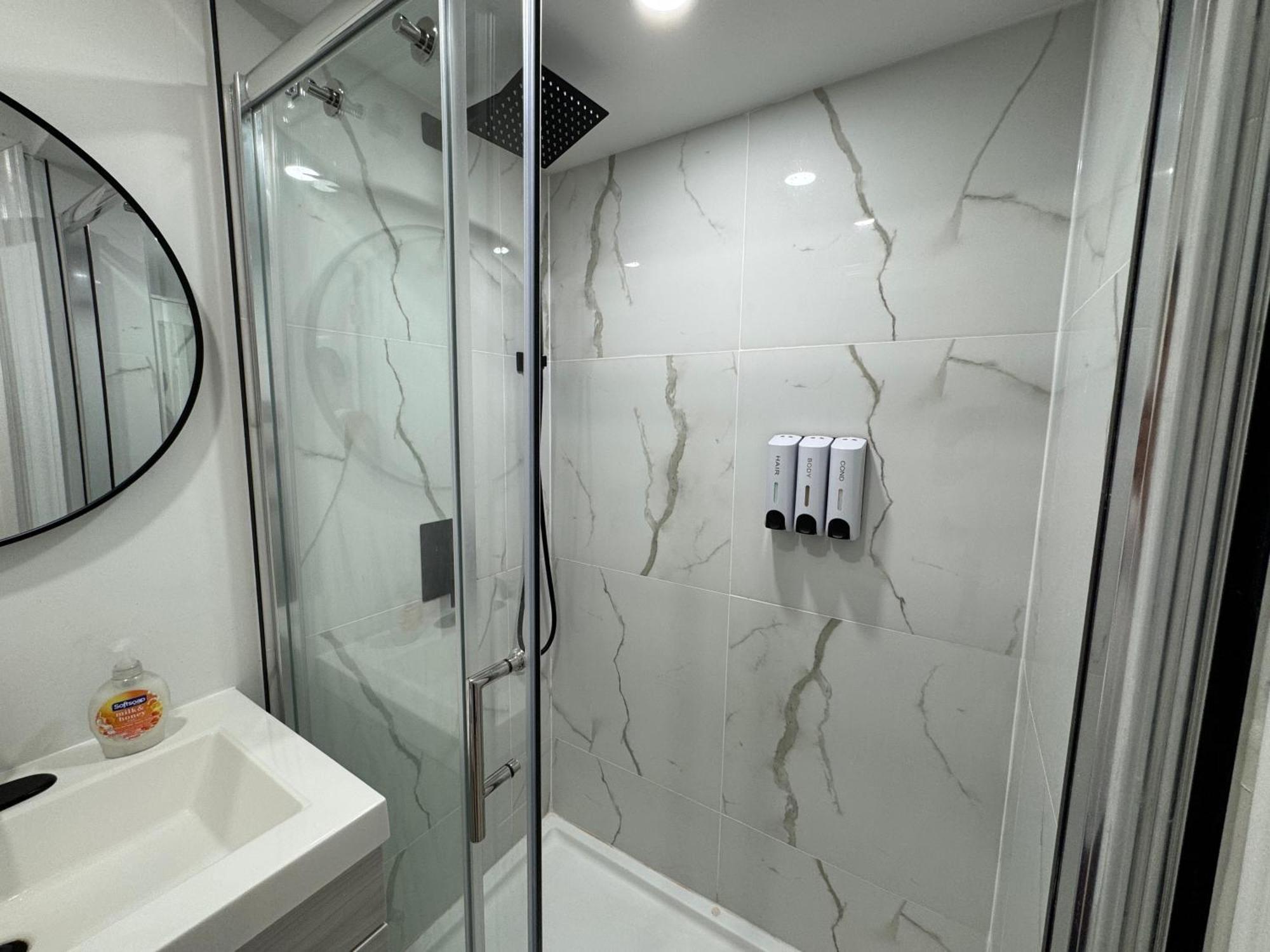 Cozy, Brand-New, 2Bdr,Walkout Apt, Free Parking Richmond Hill Zewnętrze zdjęcie