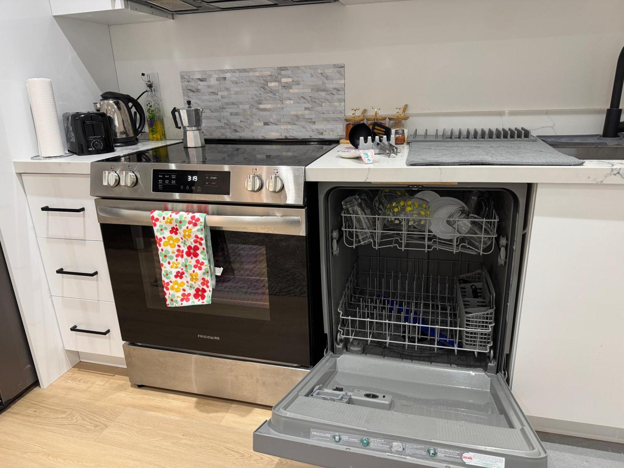 Cozy, Brand-New, 2Bdr,Walkout Apt, Free Parking Richmond Hill Zewnętrze zdjęcie