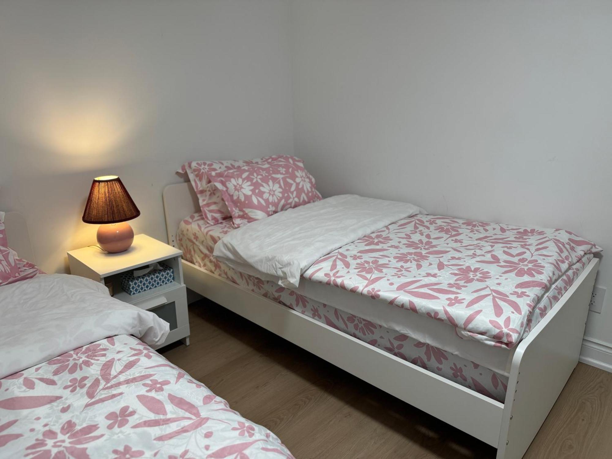 Cozy, Brand-New, 2Bdr,Walkout Apt, Free Parking Richmond Hill Zewnętrze zdjęcie
